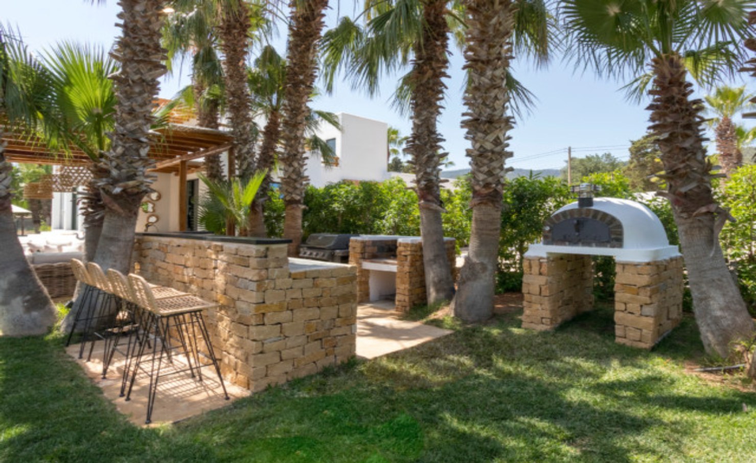 Outdoor stone bar with wood-fired oven